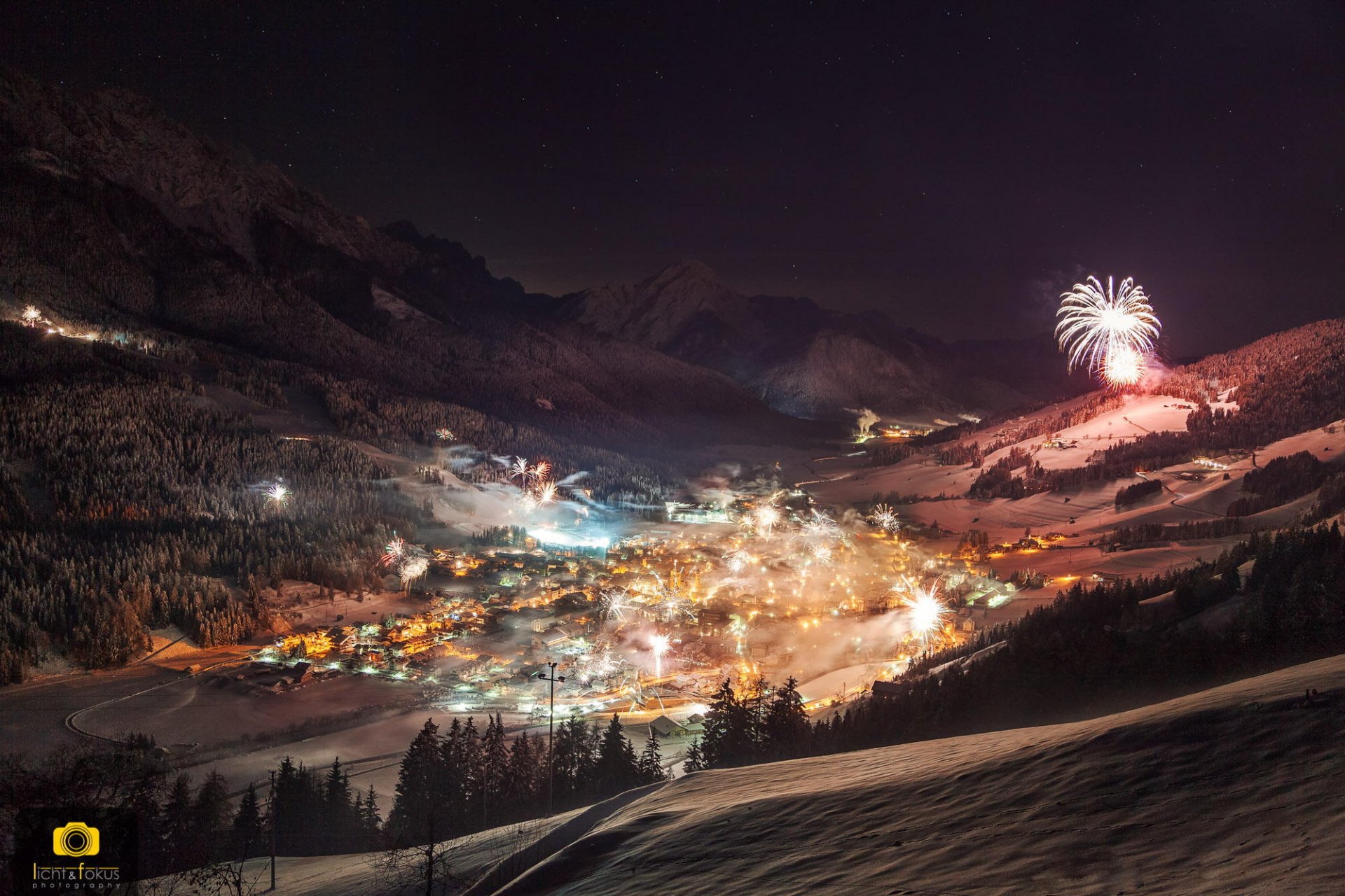 nuit hiver feu d artifice lumières vue maison