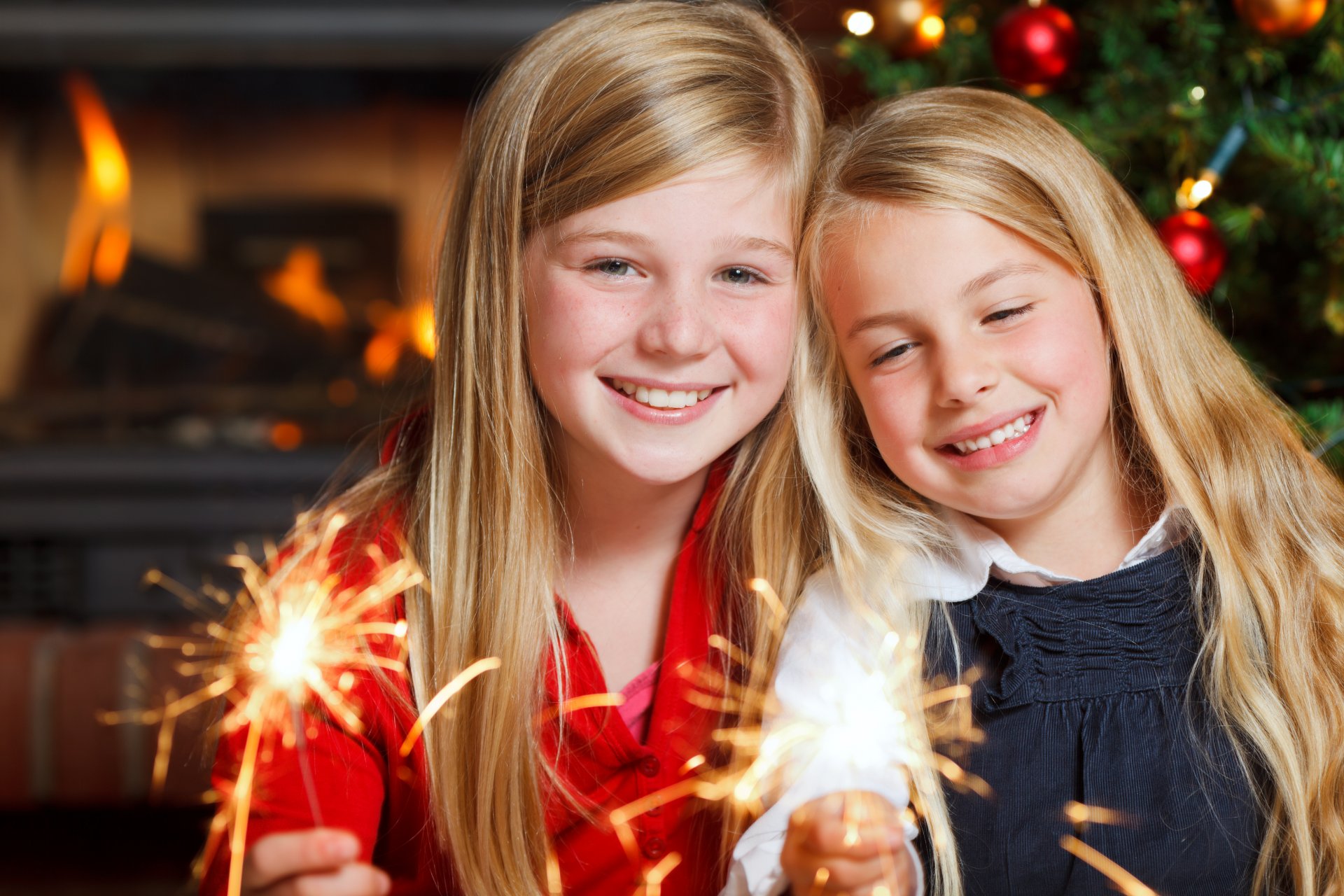 buon natale nuovo anno stelle filanti ragazze sorridente felice bambino lanterne nuovo anno bambine felice bambini luce