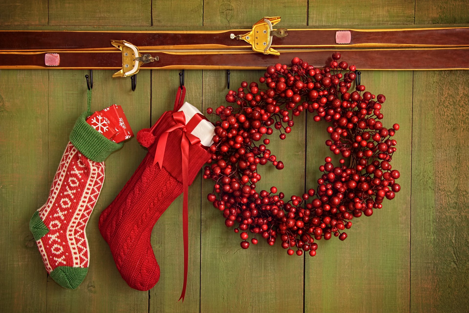 neujahr weihnachten dekorationen socken geschenke beeren