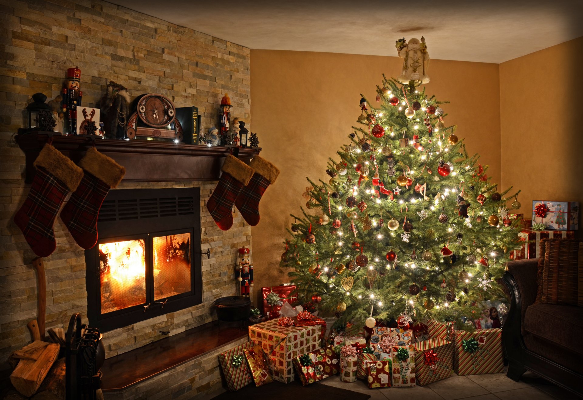 año nuevo navidad vacaciones habitación árbol de navidad chimenea regalos decoraciones juguetes linternas luz