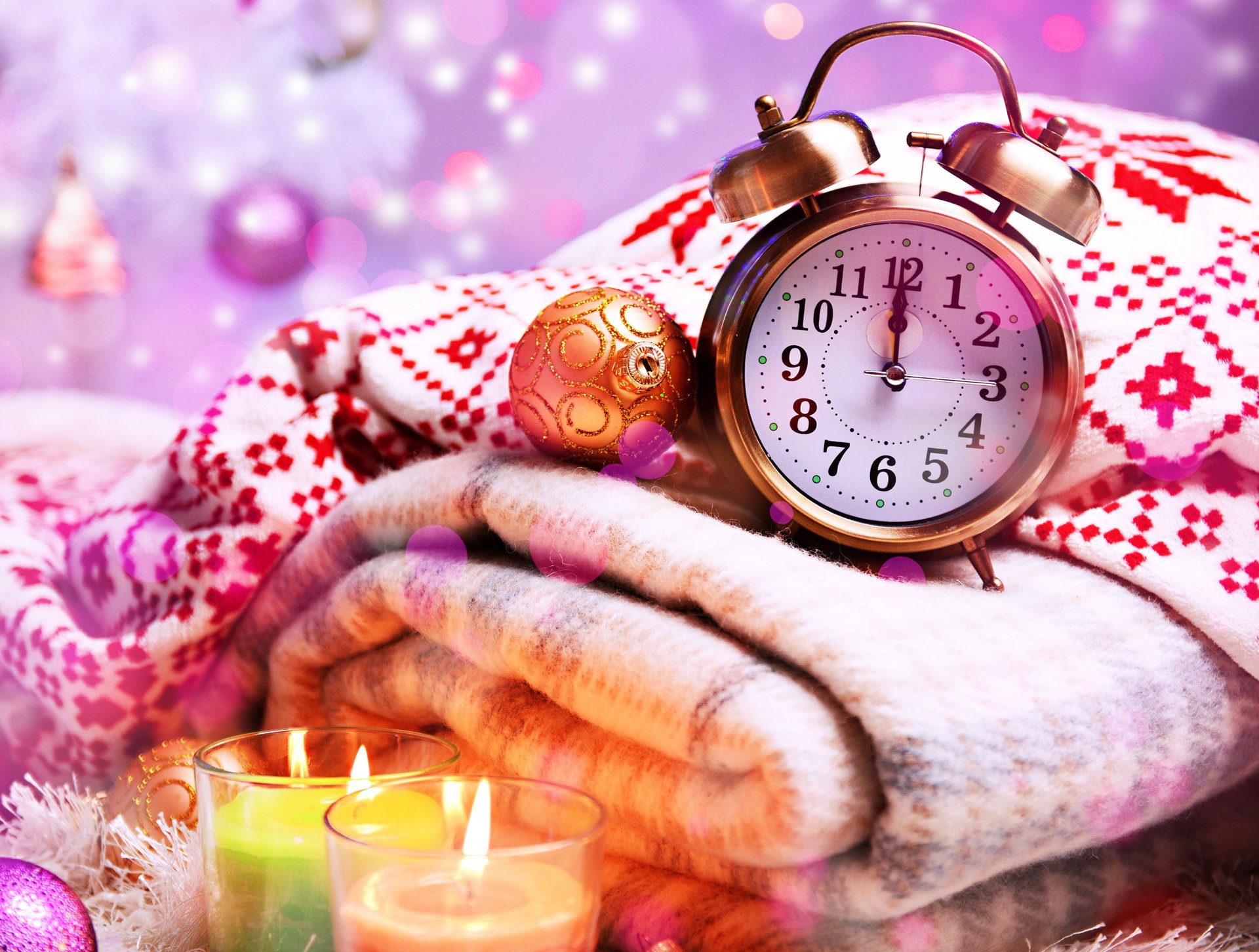 año nuevo navidad vacaciones reloj alarma manos números velas cuadros juguetes árbol de navidad bolas bokeh