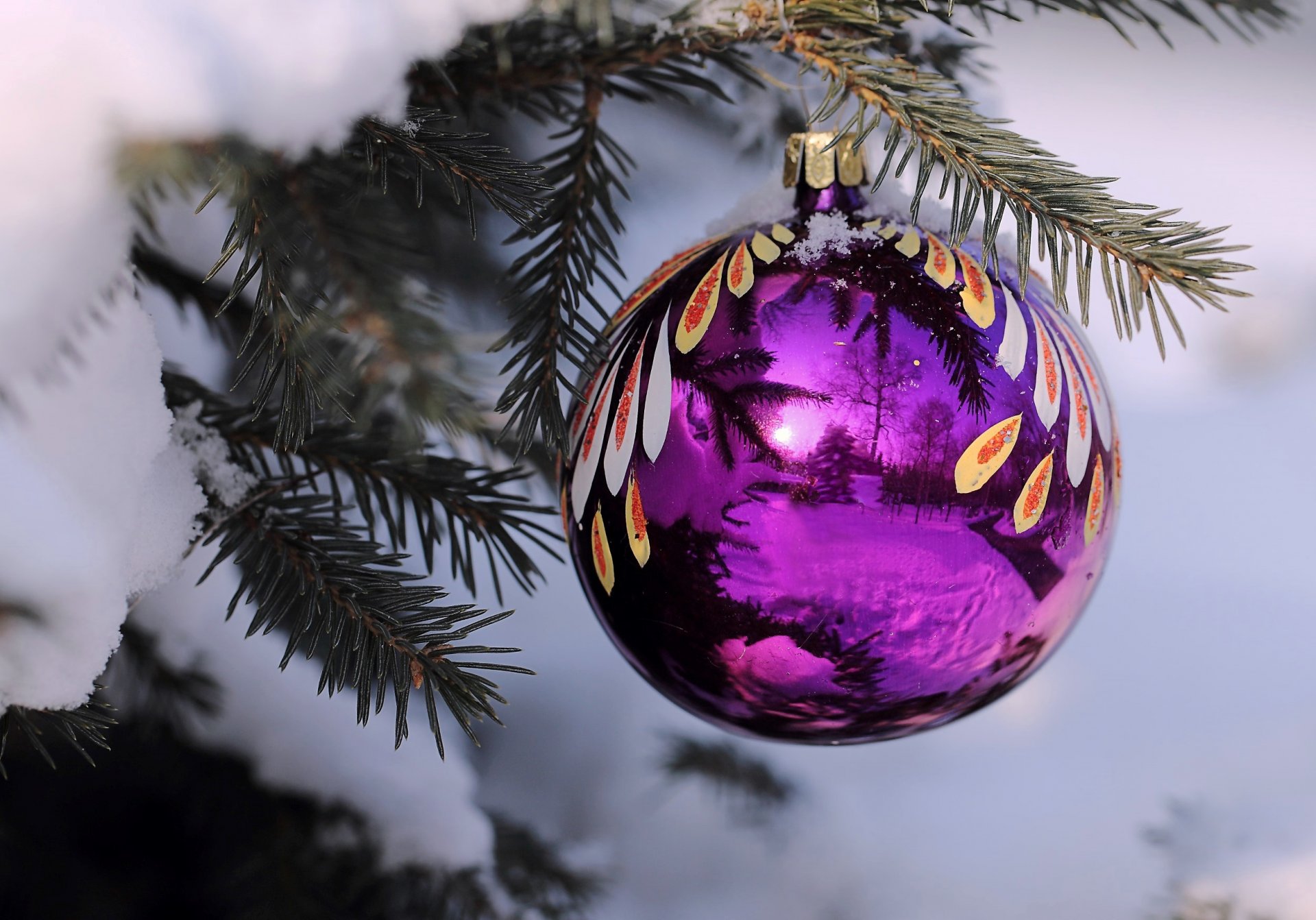 año nuevo navidad vacaciones árbol de navidad abeto árbol de navidad bola púrpura malva paisaje nieve reflexión shiftatyana