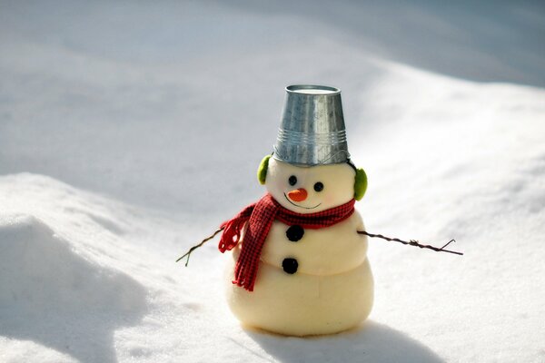 Bonhomme de neige avec ses propres mains en hiver