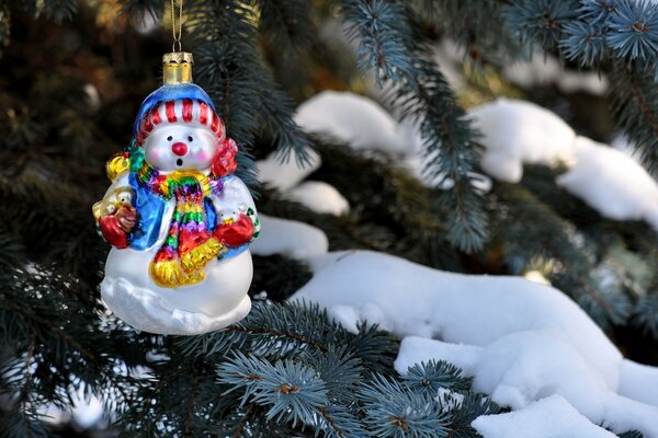 Schneemann Spielzeug am Weihnachtsbaum