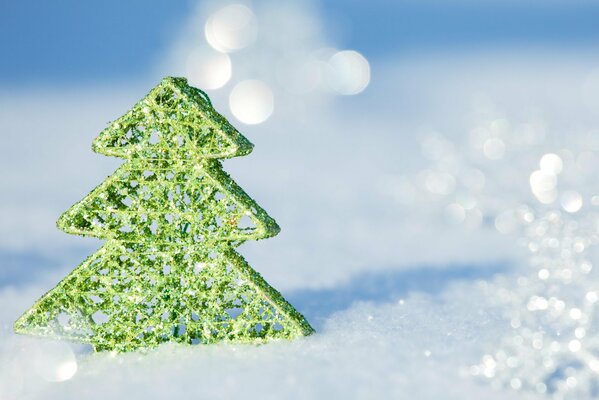 Juguete de Navidad en invierno en la nieve