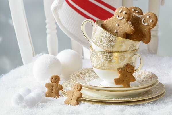 Gingerbread men in a mug with arnament