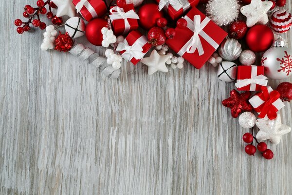 Weihnachtsschmuck und Geschenkboxen auf grauem Hintergrund