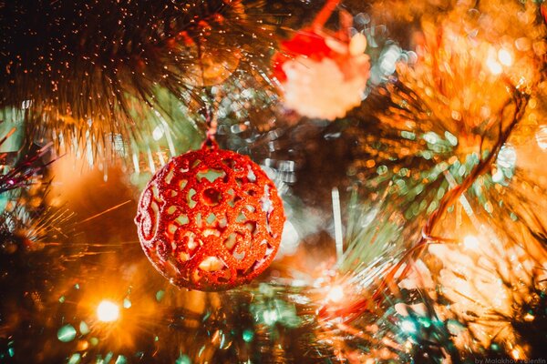 Árbol de Navidad brillante con juguetes de Navidad