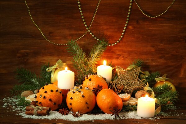 Mandarines, bougies et décorations de Noël