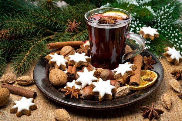 Weihnachtsattribute. Nadeln, Glühwein, Kekse