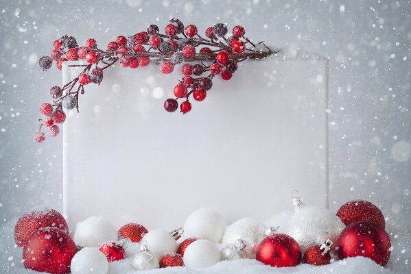 Boîte décorée d un brin de sorbier et de jouets de Noël