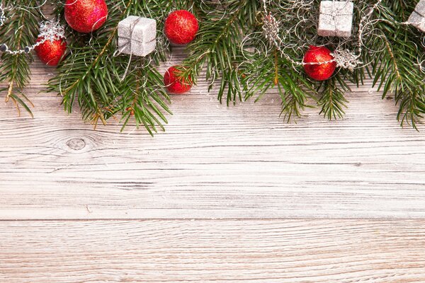 Der Weihnachtsbaum ist mit Luftballons bemalt