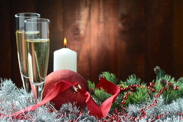 Due bicchieri di champagne con tinsel e albero di Natale