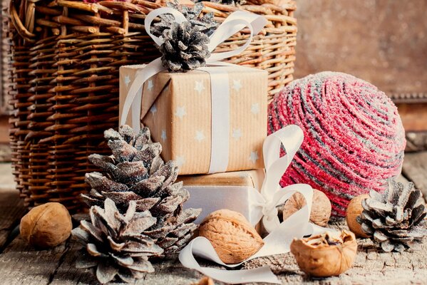 Regalos de año nuevo. Nueces y conos