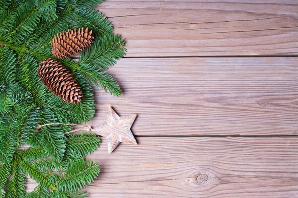 Pommes de pin sur l arbre de Noël