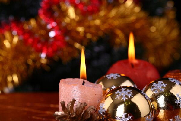 Hermosas velas en la mesa de año nuevo