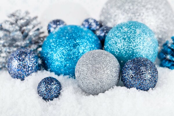 Bolas de Navidad en la nieve