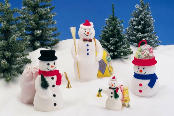 Famille de bonhommes de neige sur la neige sur fond d arbres de Noël