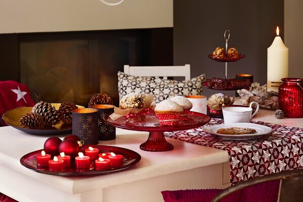 Mesa festiva de Navidad con velas