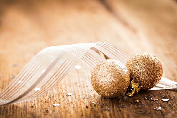 Boules de Noël dorées avec ruban