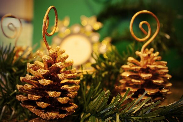 Conos en oro en el árbol de Navidad