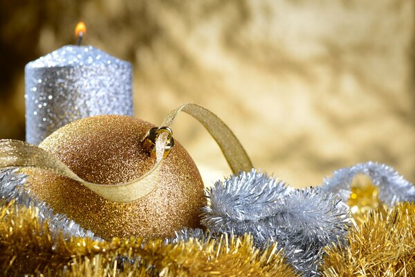 Decorazioni per alberi di Natale in bianco e oro