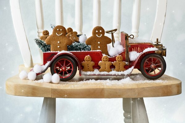 Lebkuchen in Form einer Schneeflockenmaschine auf einem Stuhl