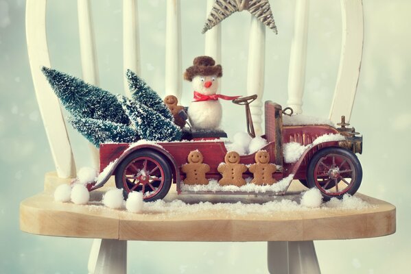 Gingerbread decorated with snowmen who rides by car