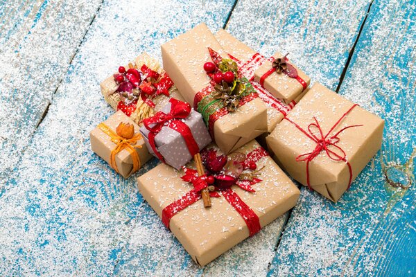 Regalos de año nuevo en la nieve