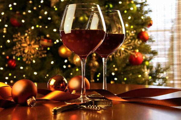 Decorazione festiva della tavola con palle e bicchieri di vino