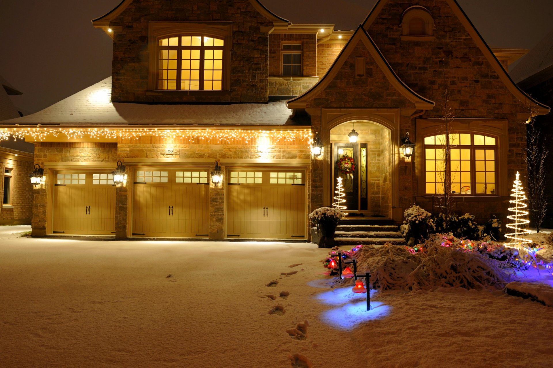 felice anno nuovo vacanze buon natale natura corona di natale finestra decorazione inverno neve architettura casa luci notte inverno lanterne decorazione buon natale vacanze