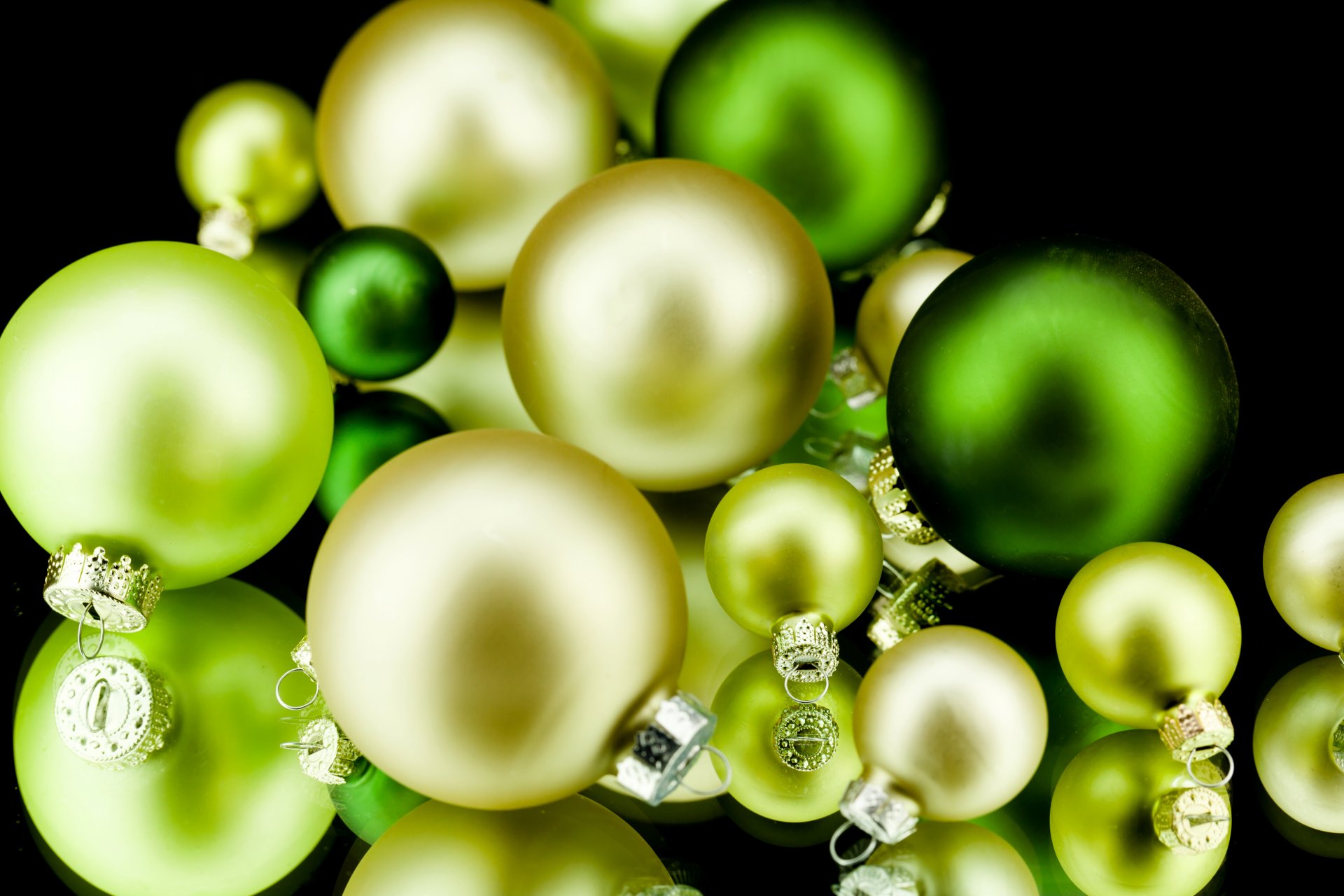 bolas bolas verde amarillo juguetes árbol de navidad decoraciones vacaciones año nuevo navidad fondo negro