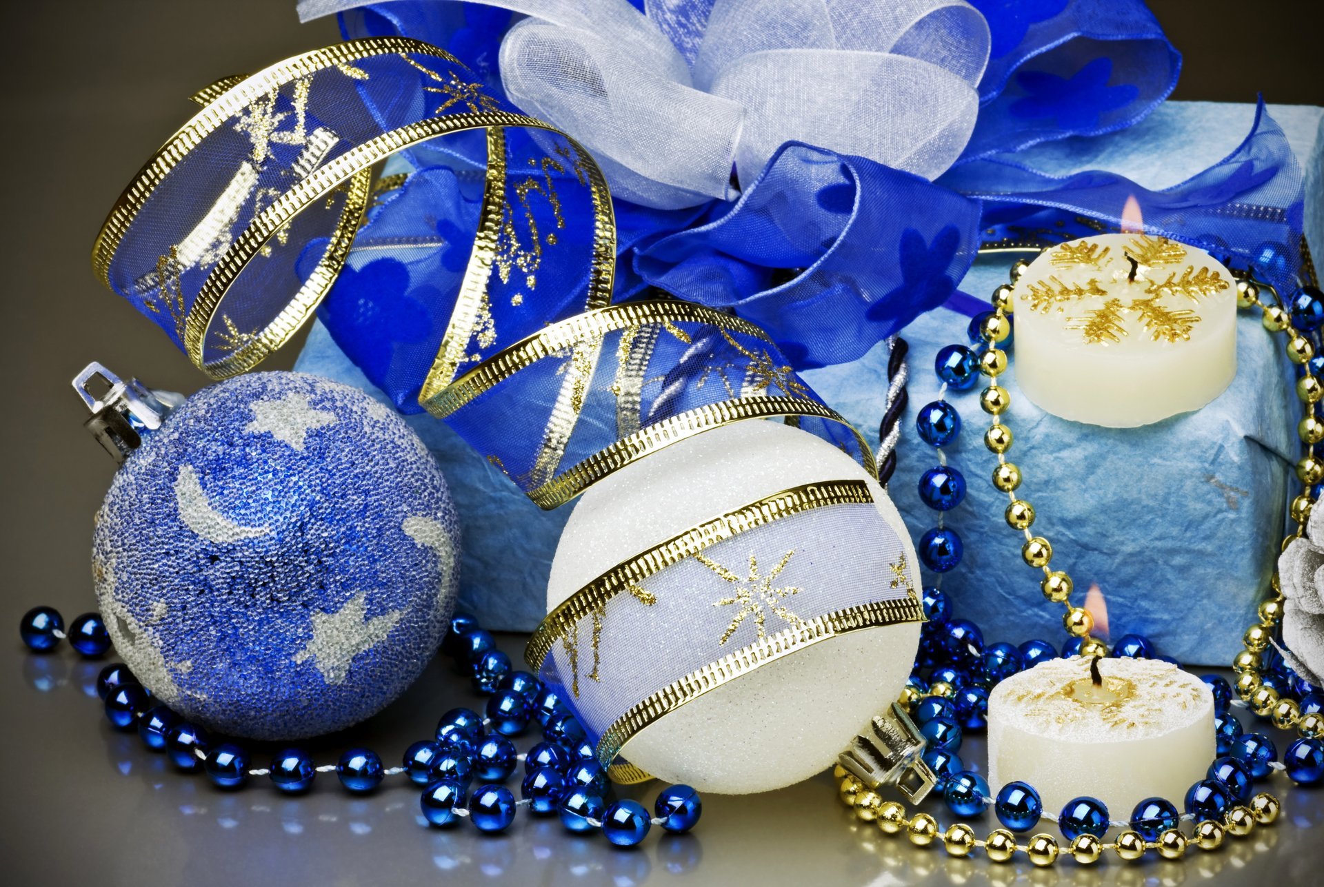 nuovo anno palle di natale blu bianco giocattoli di natale candele perline nastri regalo decorazioni vacanze invernali