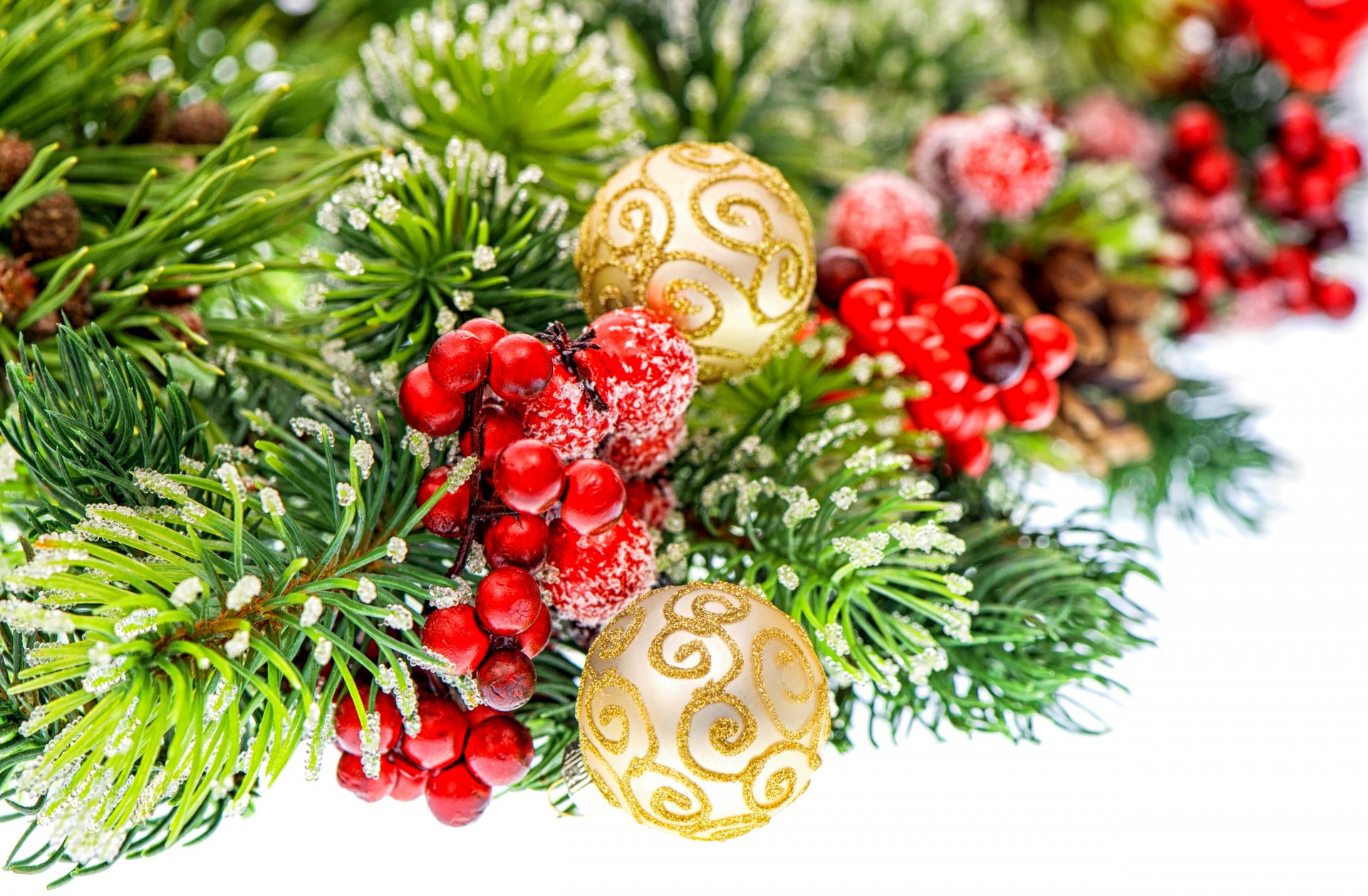 bolas bolas blanco patrón oro acebo bayas rojo rama abeto conos juguetes árbol de navidad vacaciones año nuevo navidad