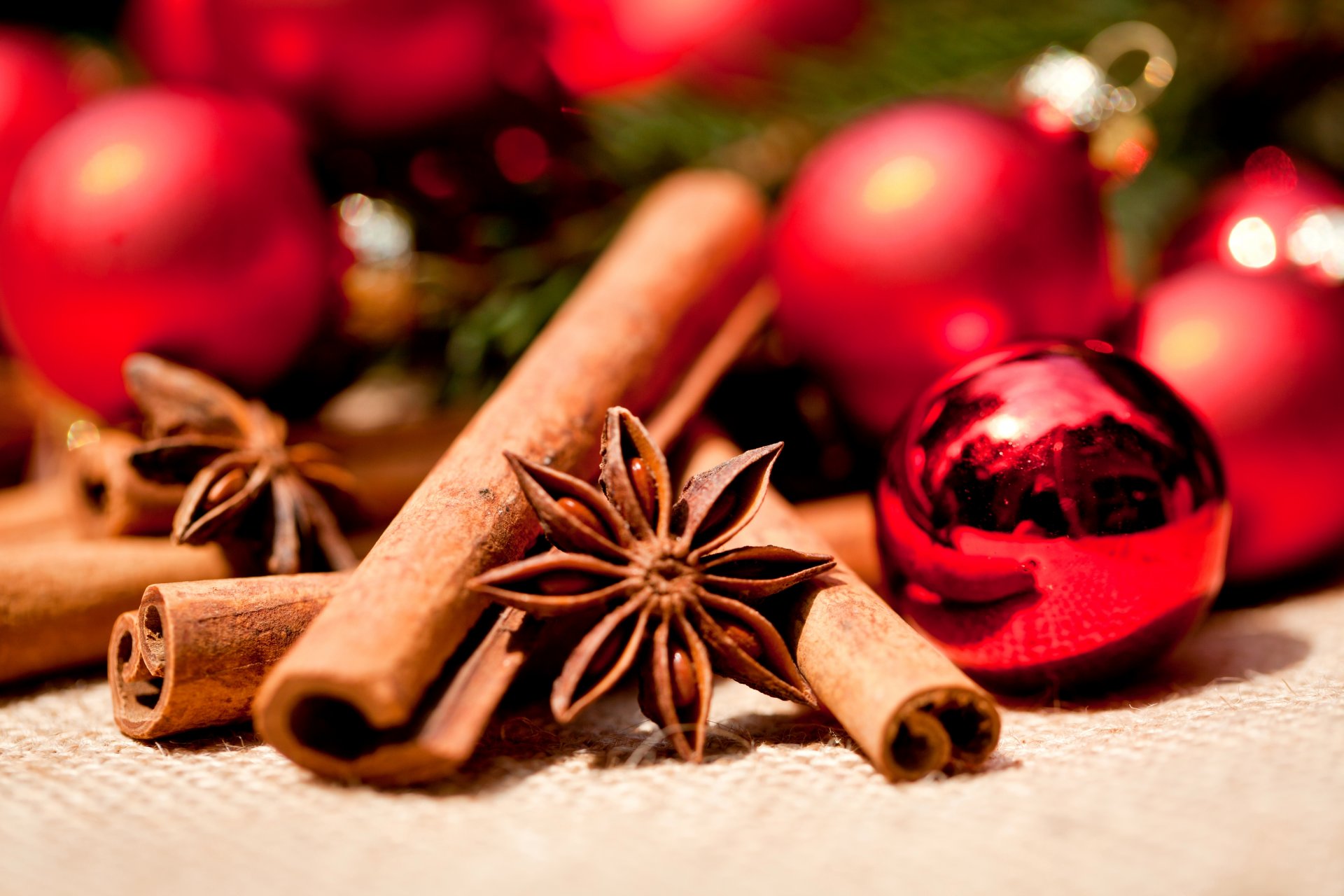 nouvel an noël boules rouge jouets arbre de noël épices cannelle bâtons anis badiane étoiles vacances hiver