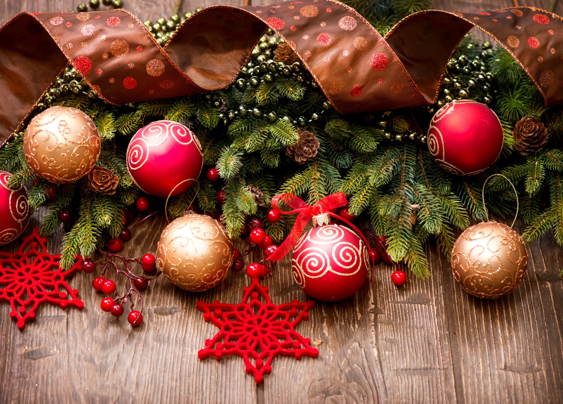 nouvel an noël branches brindilles arbre de noël sapin cônes boules rouge or décoration jouets arbre de noël ruban brun hiver vacances