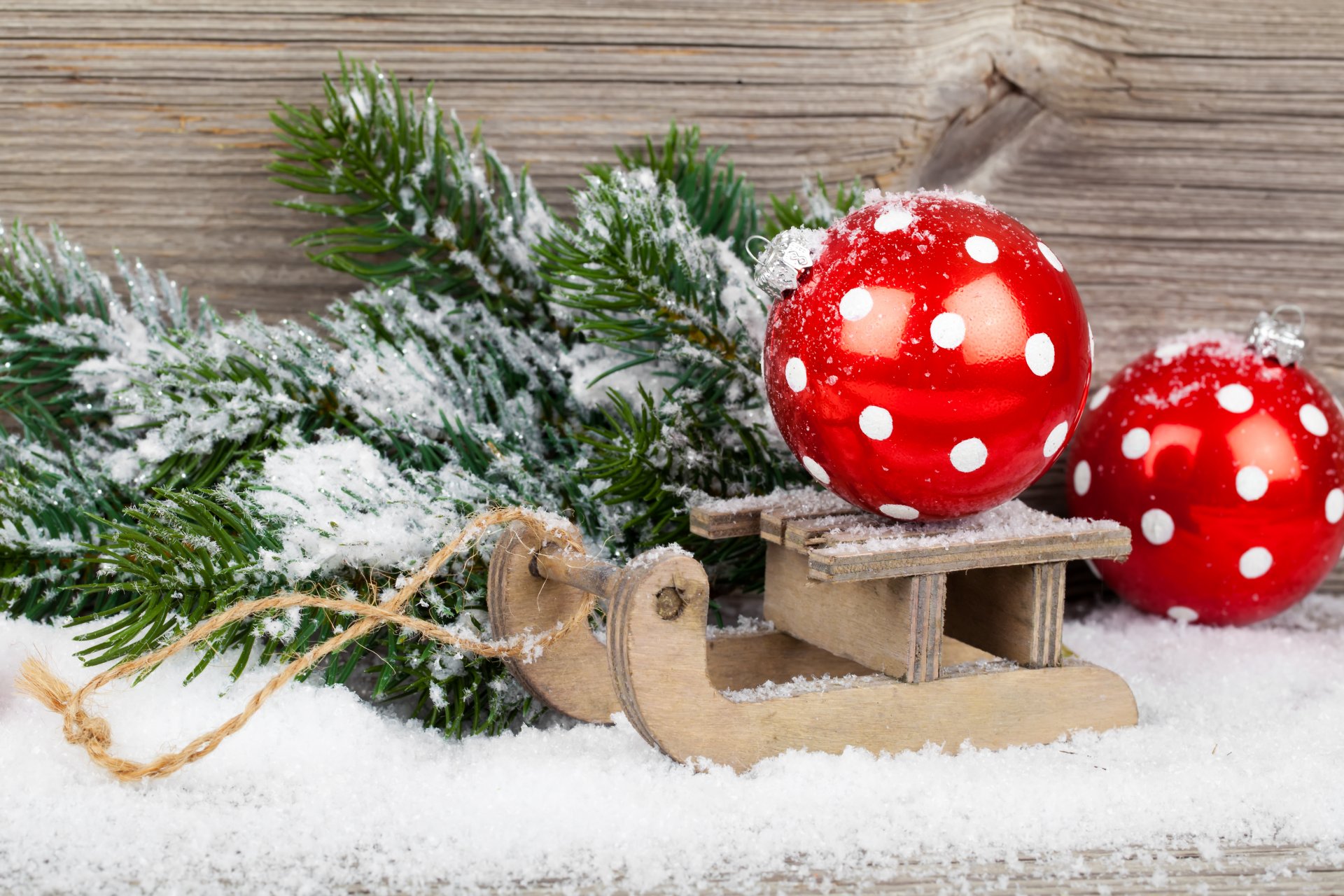 juguetes año nuevo bolas rojo trineo nieve abeto árbol de navidad ramas vacaciones invierno año nuevo navidad