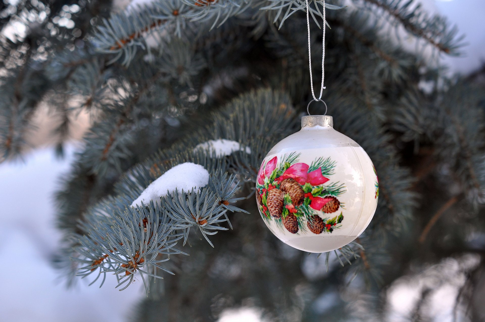 bola blanco figura juguete árbol de navidad ramas abeto agujas nieve invierno año nuevo navidad vacaciones