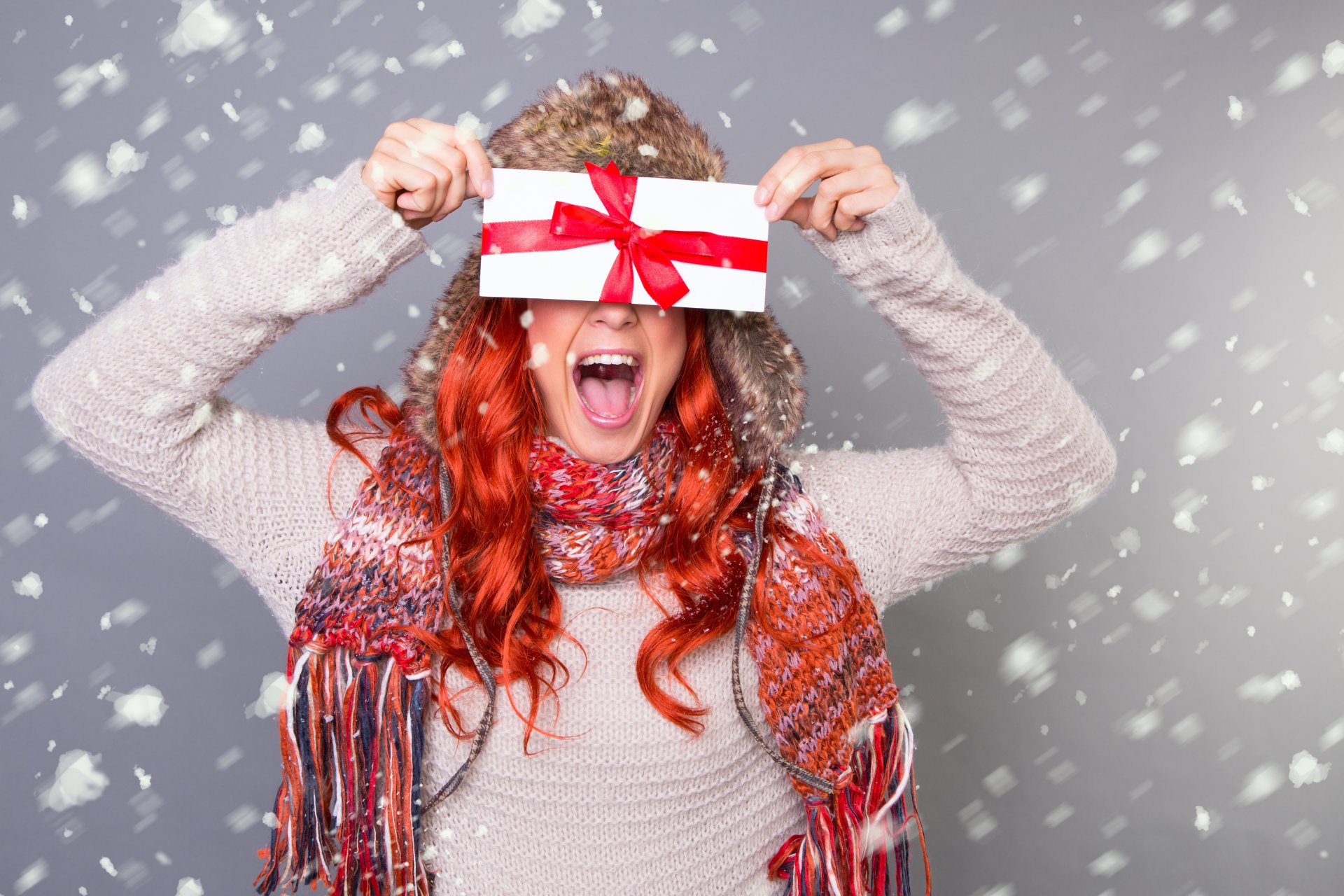 enveloppe rousse fille chapeau sourire nouvel an vacances nouvel an noël