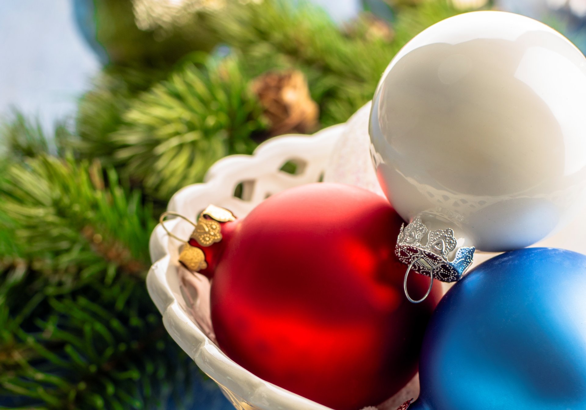 palle bianco rosso blu giocattoli albero di natale decorazioni rami abete vacanze nuovo anno natale