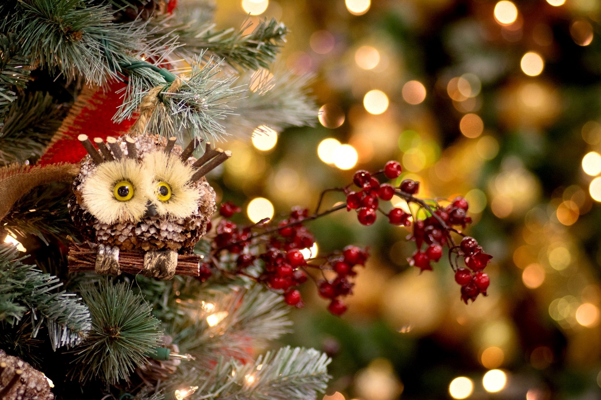 albero di natale abete giocattoli albero di natale nuovo anno gufo agrifoglio bacche rosso decorazione vacanza nuovo anno natale inverno