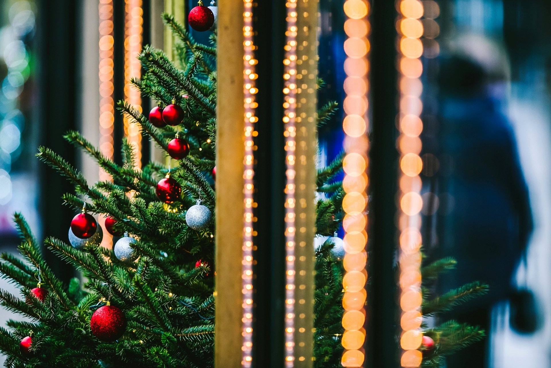 weihnachtsbaum tanne zweige spielzeug weihnachten weihnachtsbaum kugeln rot stadt bokeh lichter winter feiertage neujahr weihnachten