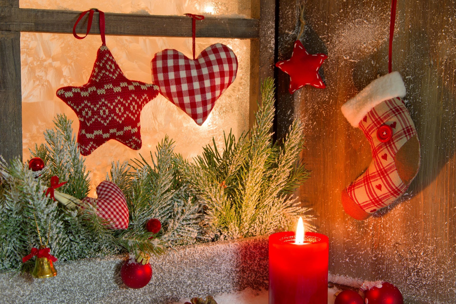 fenster schnee zweige tanne spielzeug herz herz stern kugeln kerze landschaft winter feiertage neujahr weihnachten