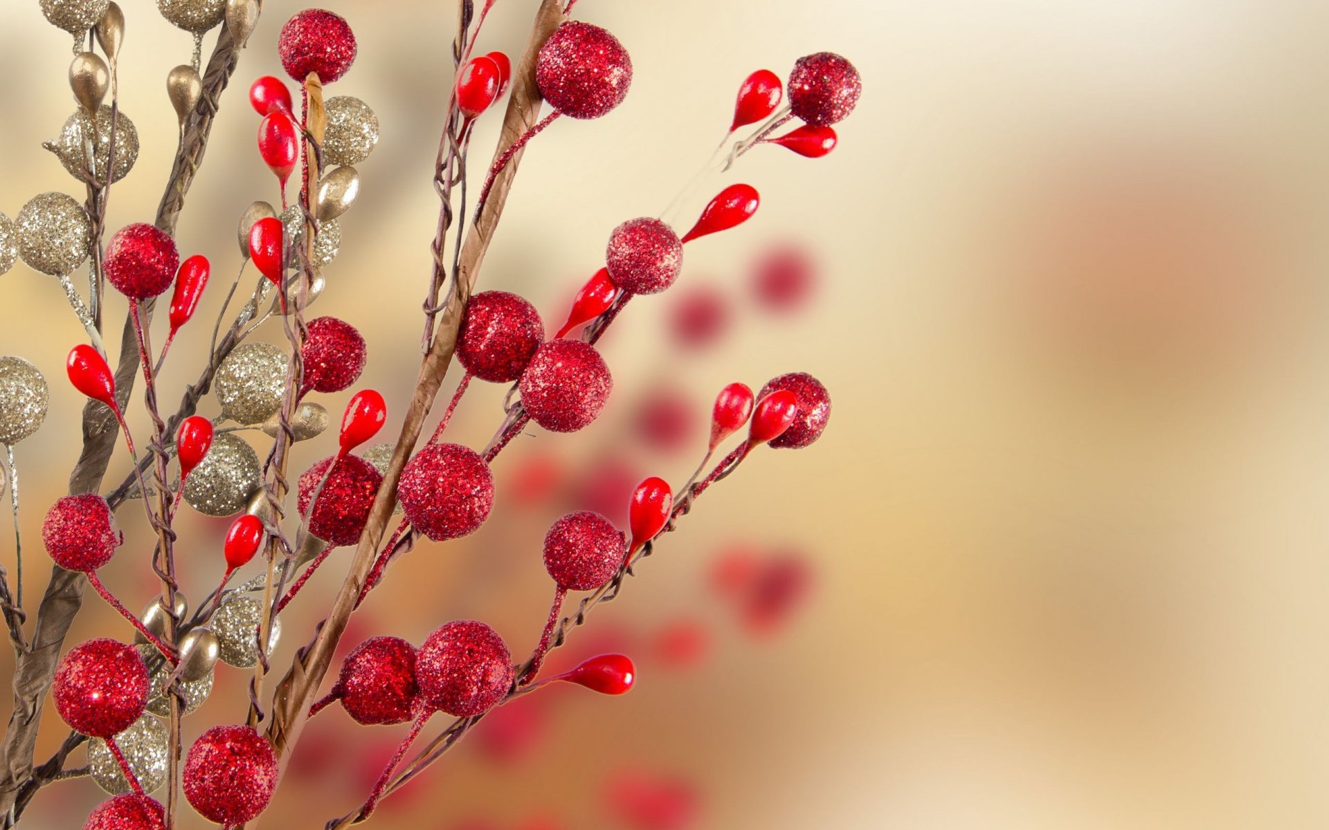 neujahr feiertag weihnachten weihnachtsschmuck rot zweige unschärfe hintergrund tapete widescreen vollbild widescreen