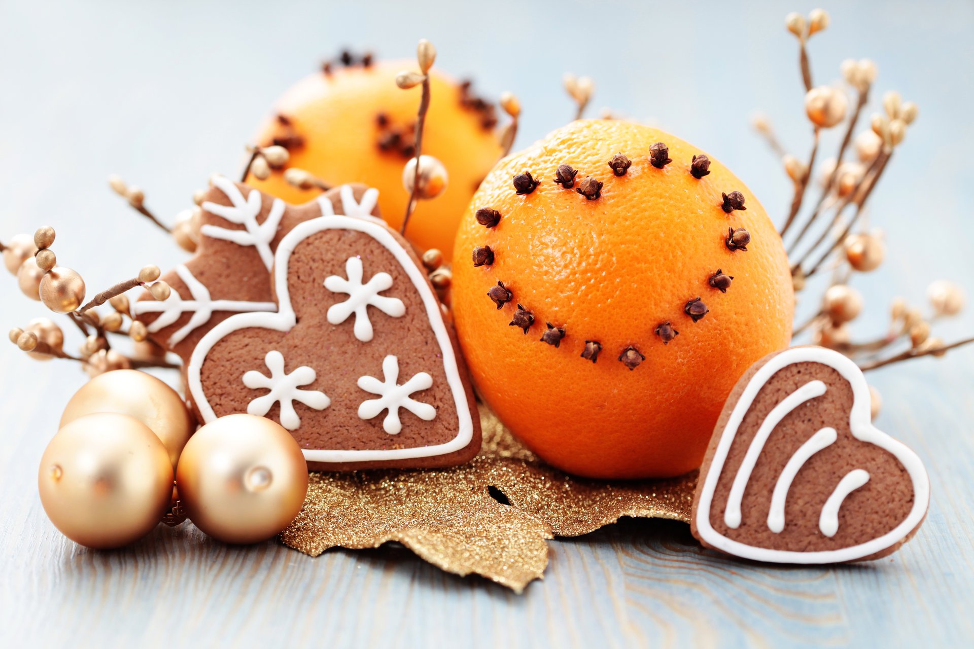 kugeln kugeln gold orangen nelken kekse glasur backen essen feiertage neujahr weihnachten