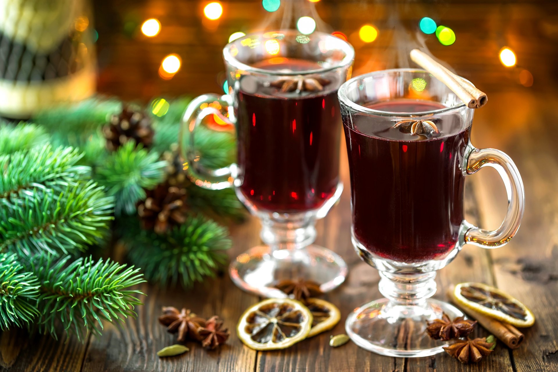 glühwein wein trinken zitrone gewürze zimt stäbchen sternanis anis zweige tanne zapfen feiertage winter lichter bokeh neujahr weihnachten