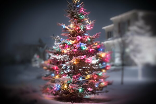 Árbol de Navidad con guirnaldas y bolas