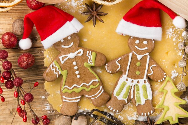 Galletas en forma de hombrecillos en tapas de Santa Claus