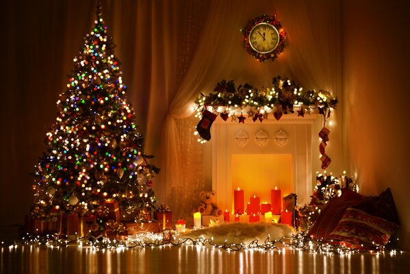 Salle du nouvel an avec un bel arbre de Noël et une cheminée