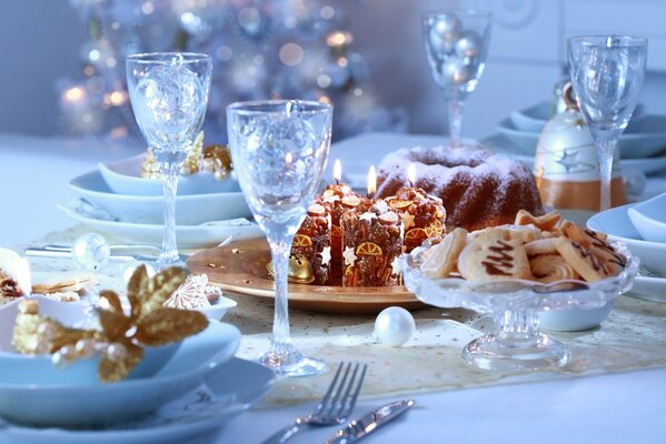 Dîner de Noël festif avec des pâtisseries